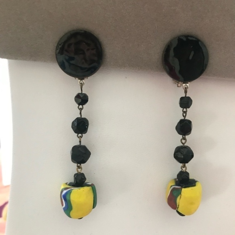 Unusual Vintage Earrings 🤔 Enameled Coins with African Trade Beads - Picture 6 of 9